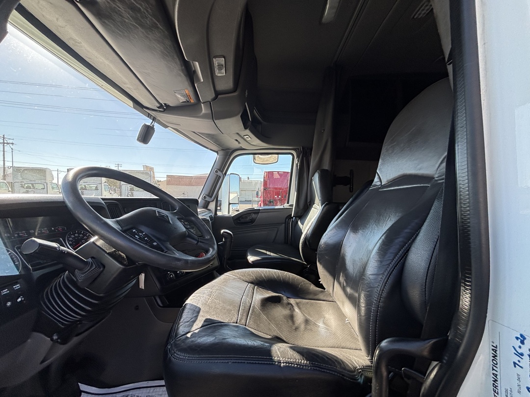 2021 International LT - image 5