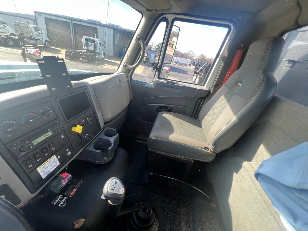 2009 International - image 9