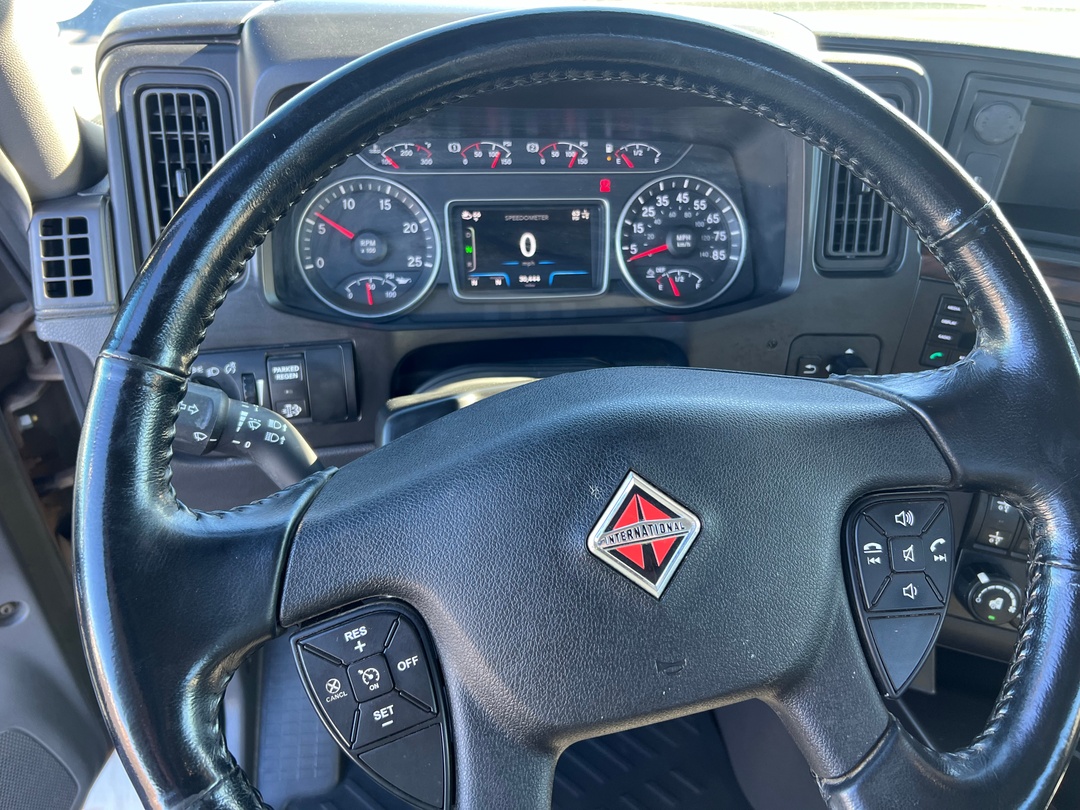 2024 International HX - image 28