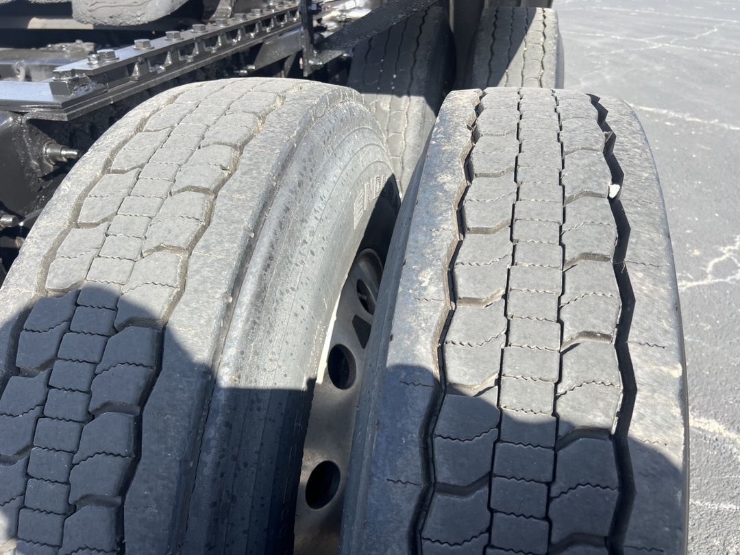 2020 Freightliner Cascadia - image 5