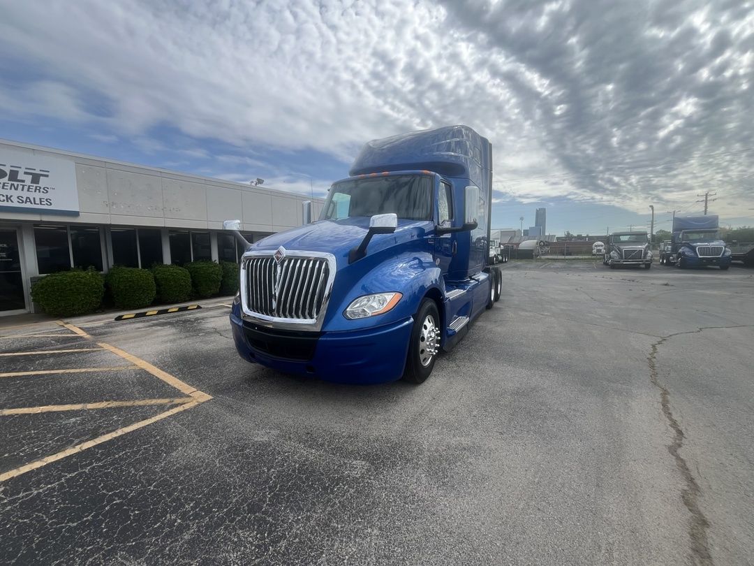 2020 International LT - image 8