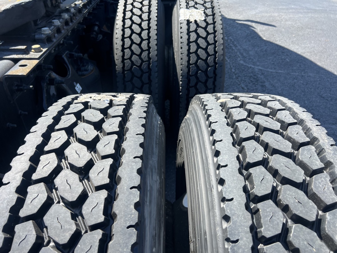 2022 International LT - image 5