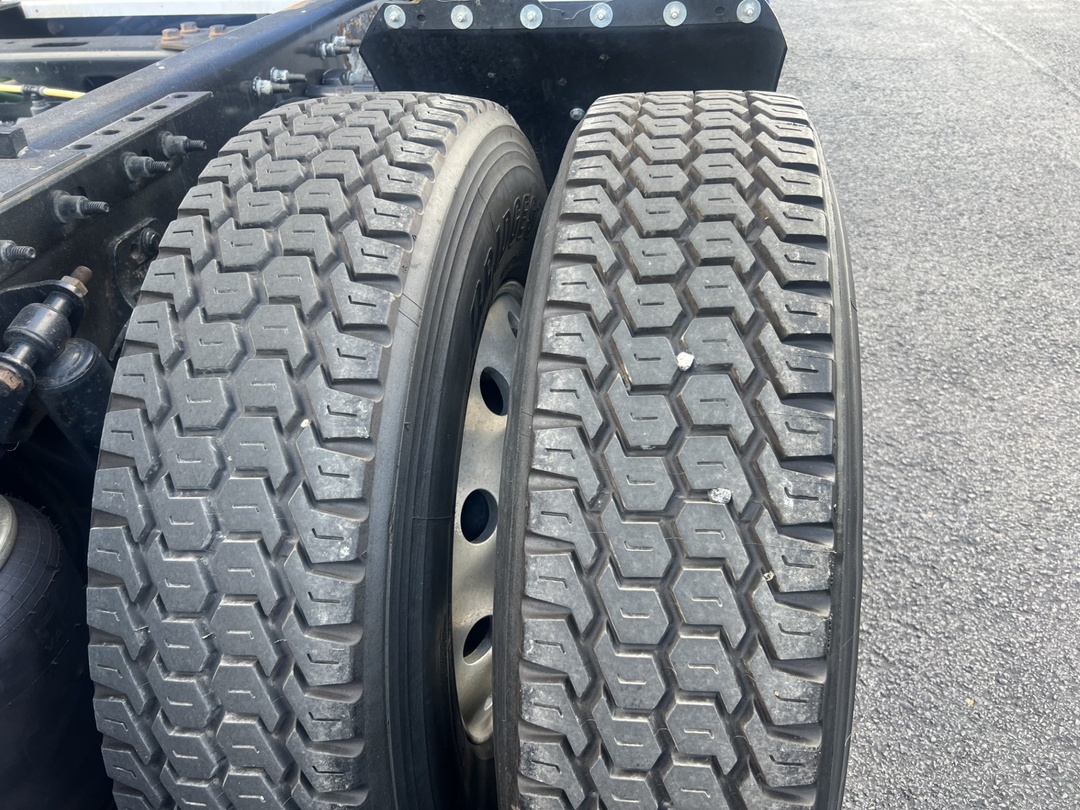 2020 International LT - image 5