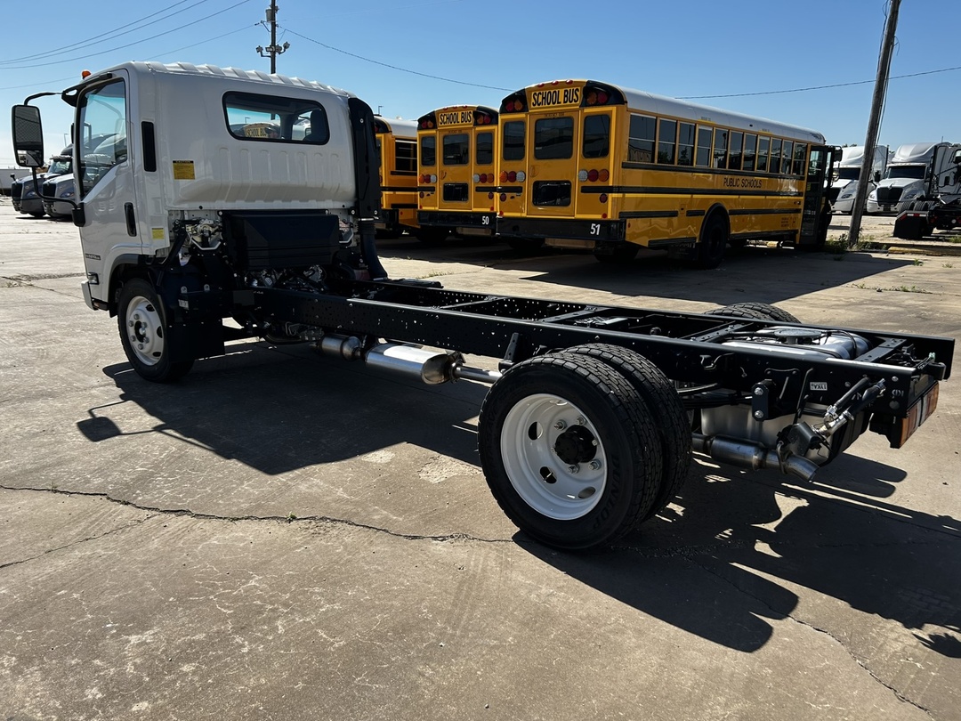 2025 Isuzu NPR - image 3