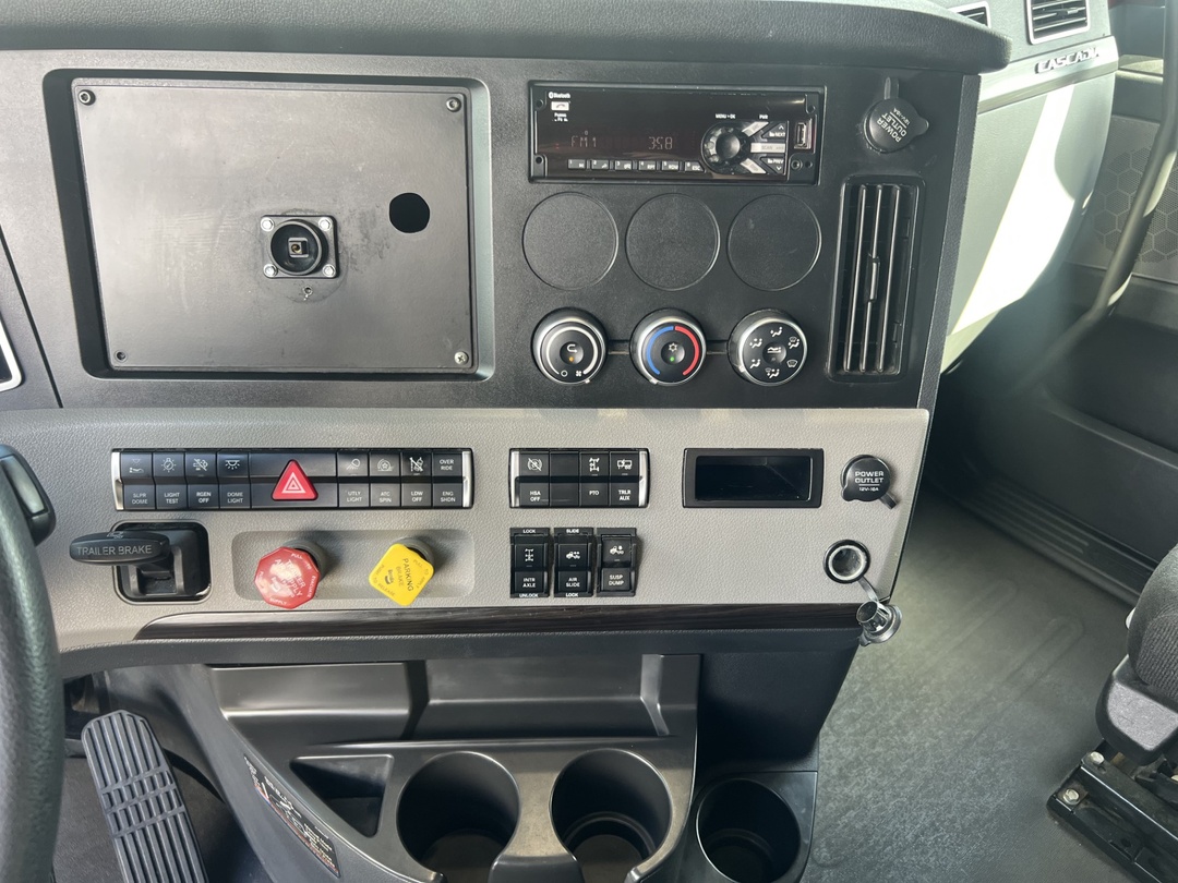 2020 Freightliner Cascadia - image 13