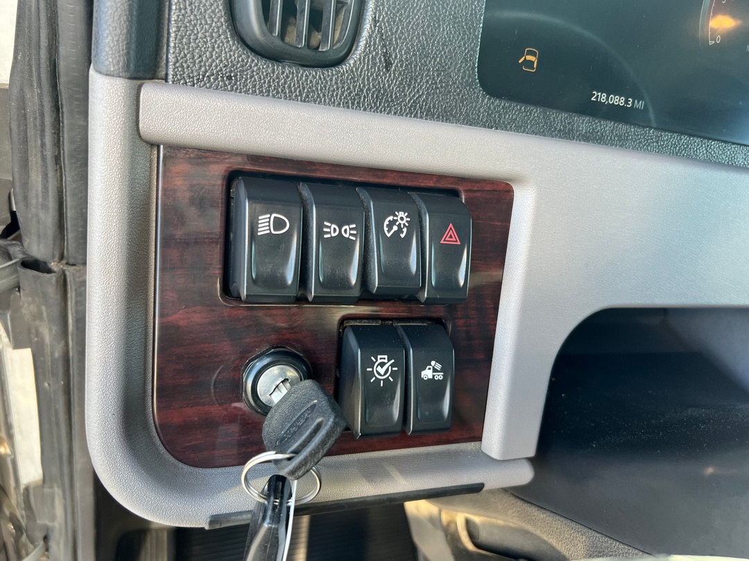 2023 Peterbilt 389 - image 8