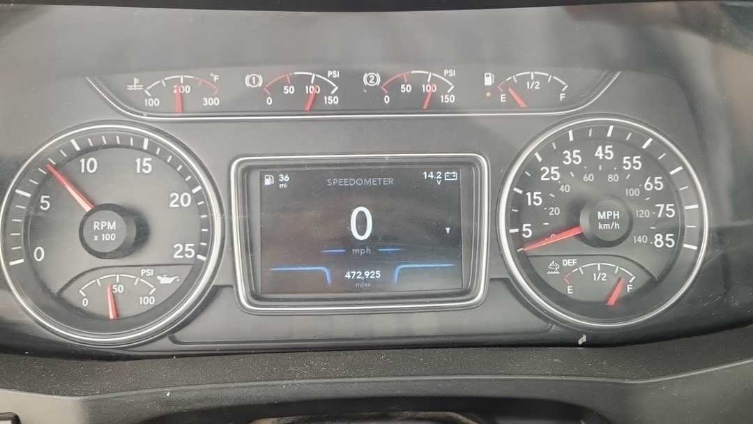 2021 International LT - image 3