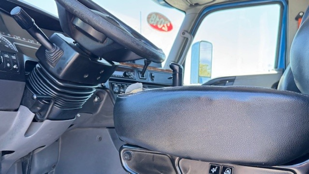 2018 International LT - image 15