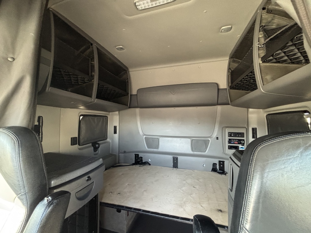 2021 International LT - image 2