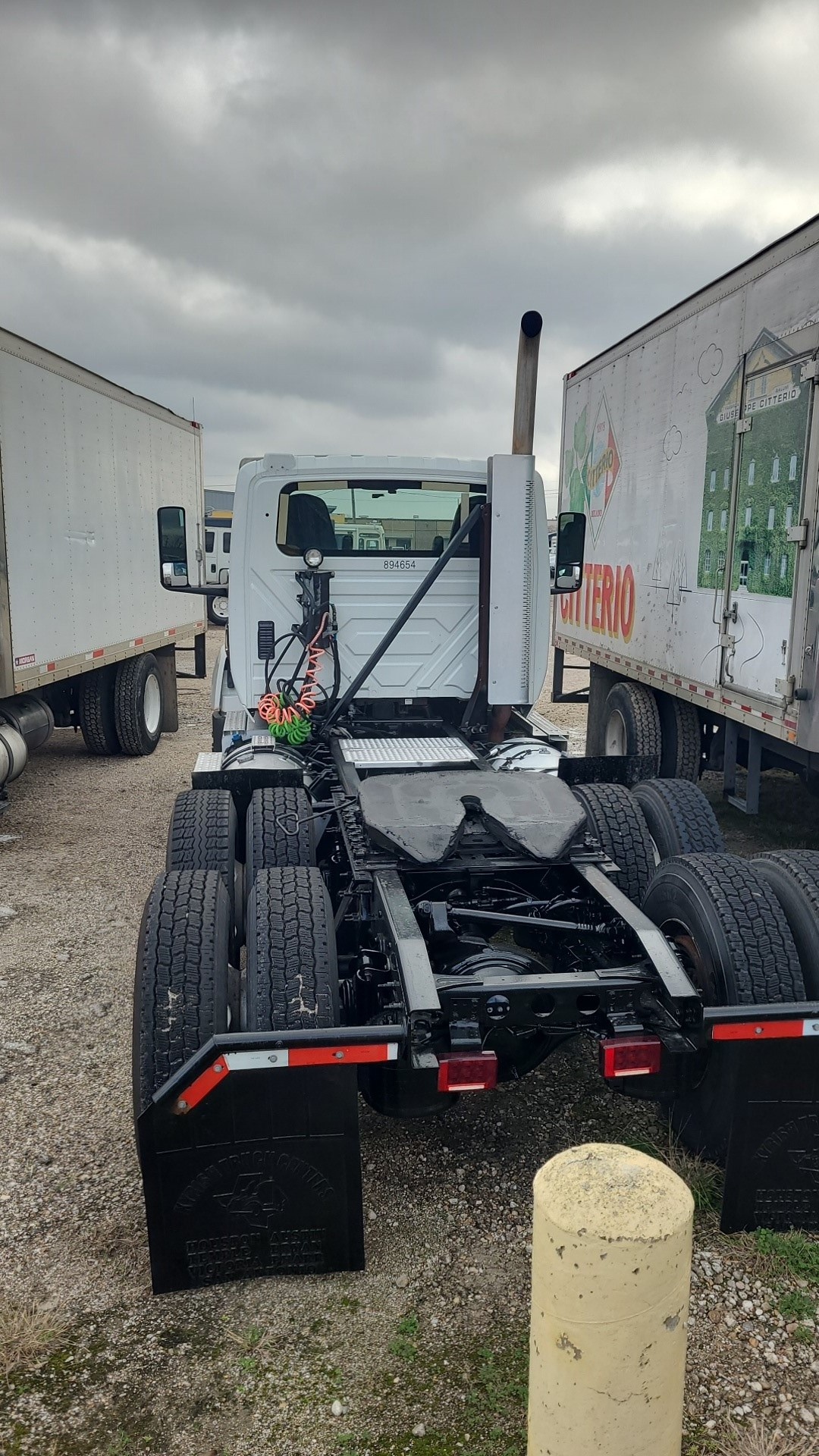 2019 International LT - image 12