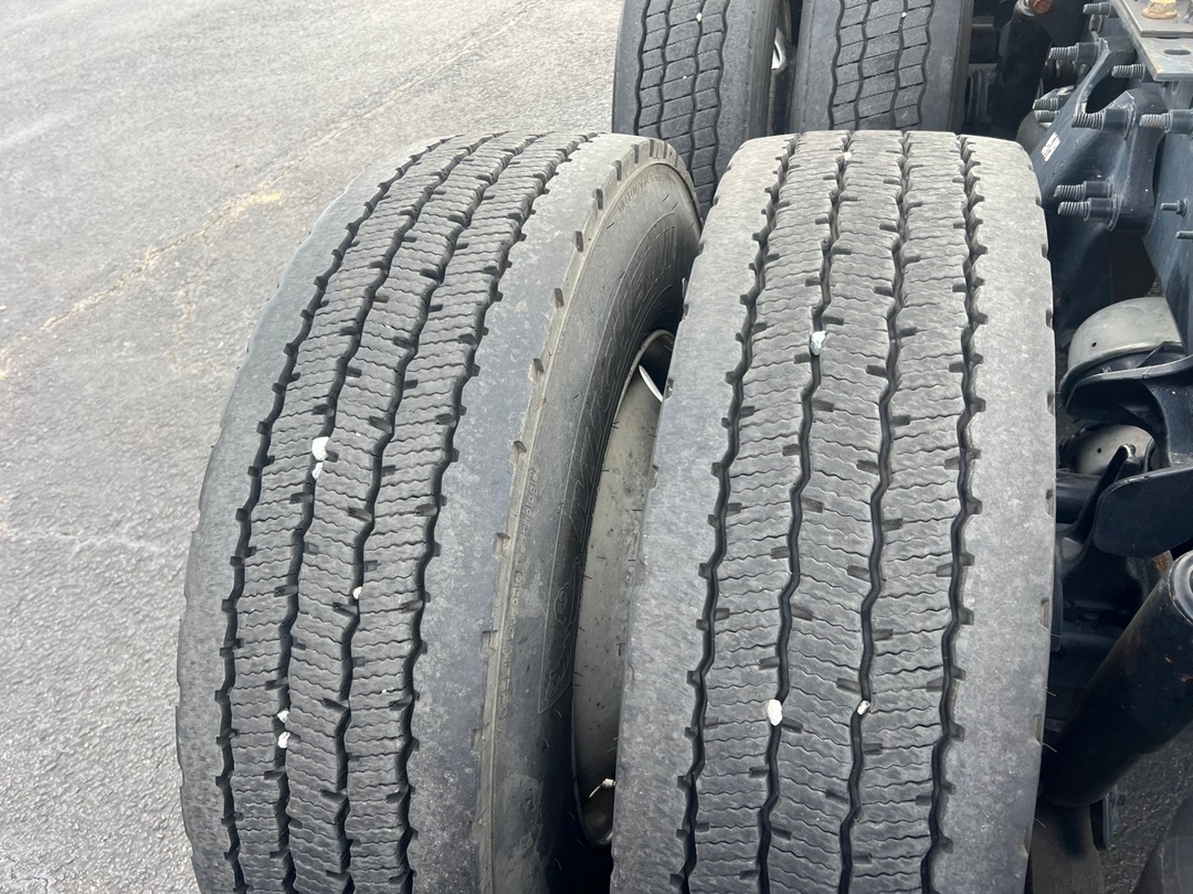 2022 International LT - image 9