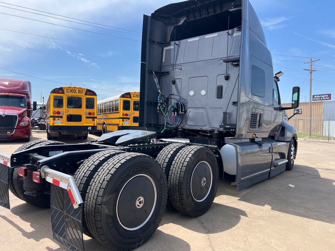 2025 International LT - image 5