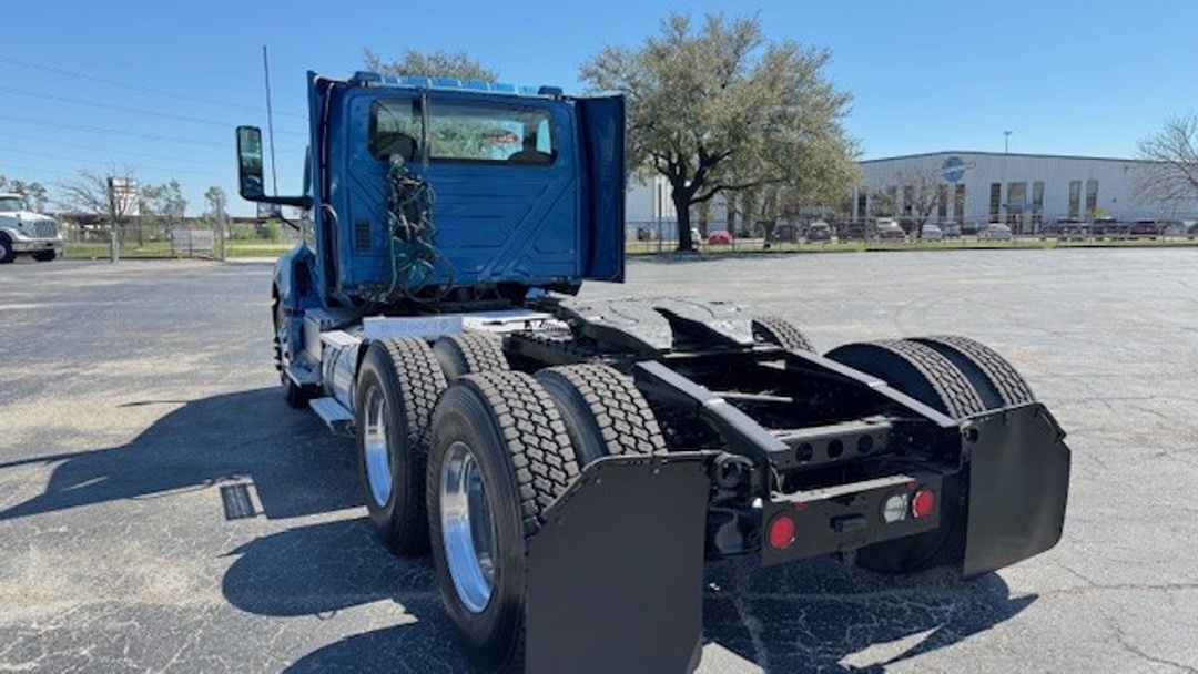 2018 International LT - image 5