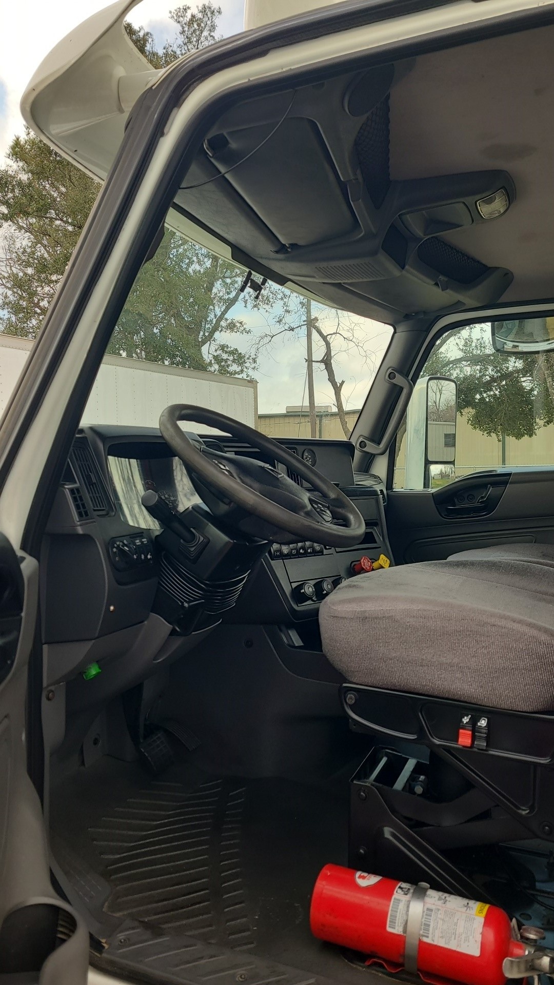 2018 International LT - image 5