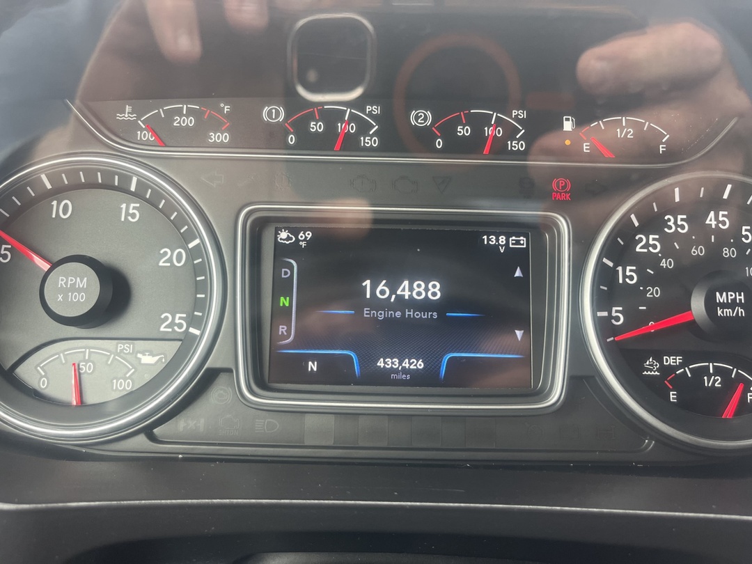 2020 International LT - image 3