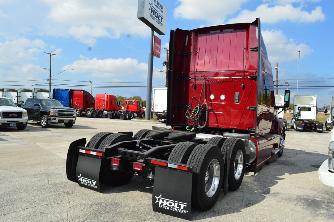 2022 International LT - image 4