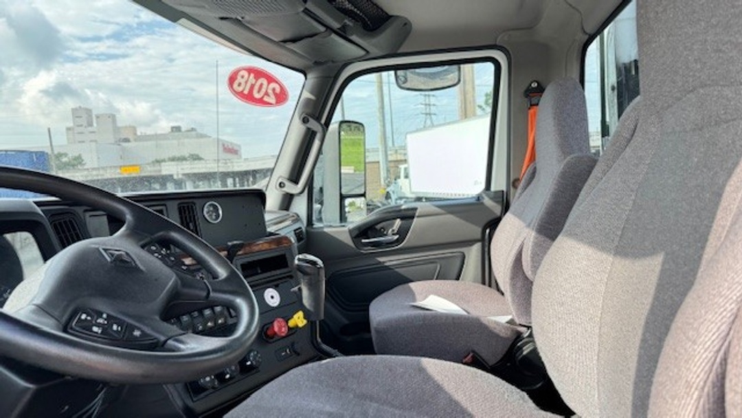 2018 International LT - image 11
