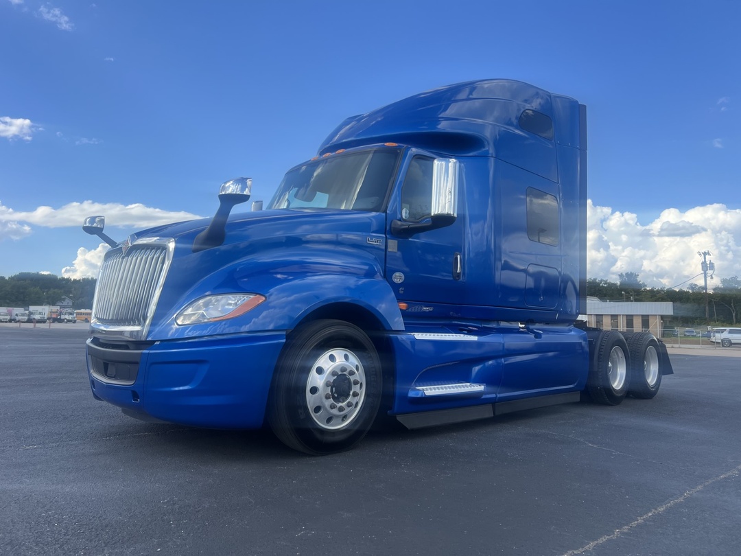 2020 International LT - image 1