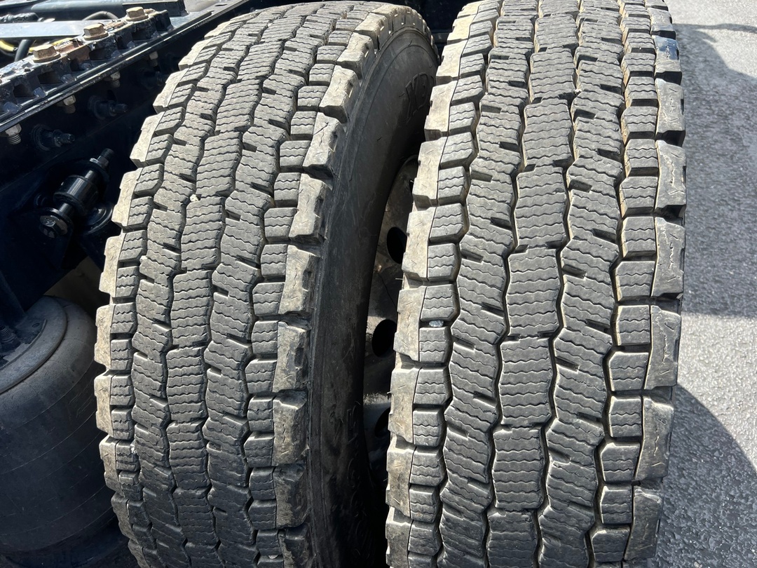 2022 International LT - image 7