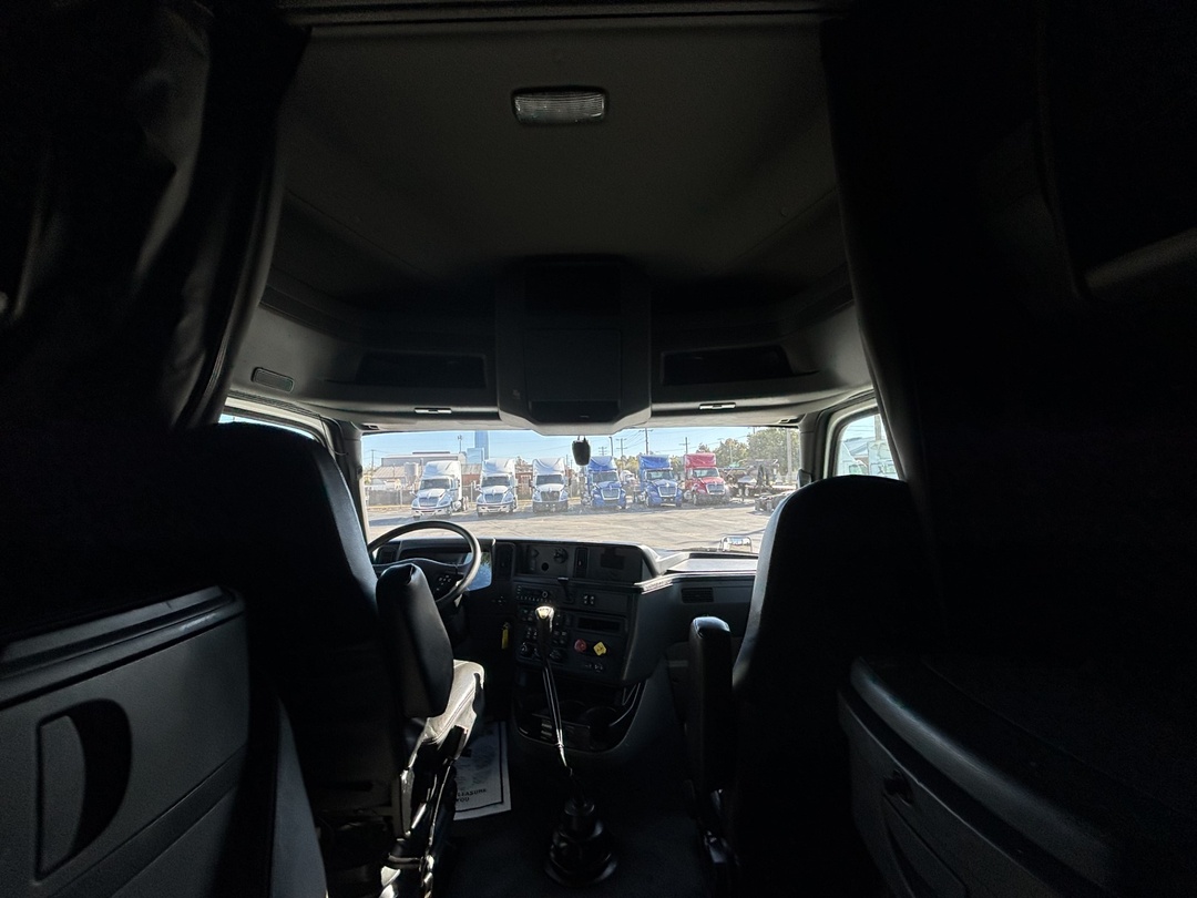 2021 International LT - image 4