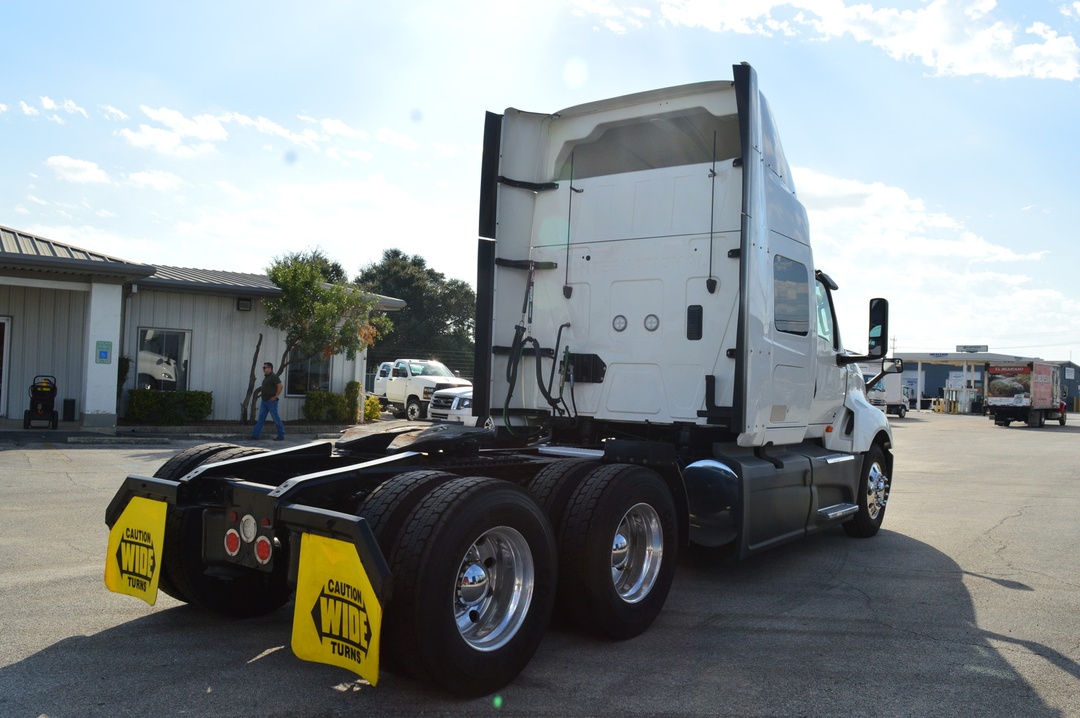2022 International LT - image 5
