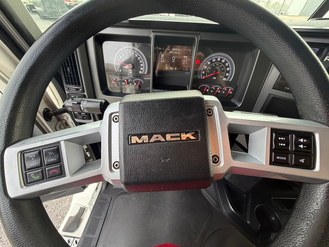 2020 Mack Anthem - image 12
