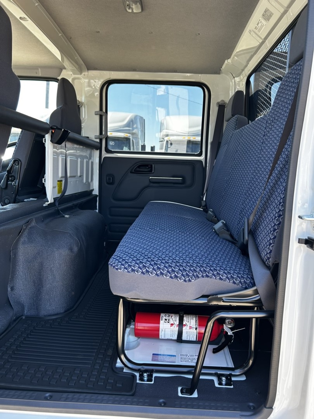 2024 Isuzu NPR - image 5