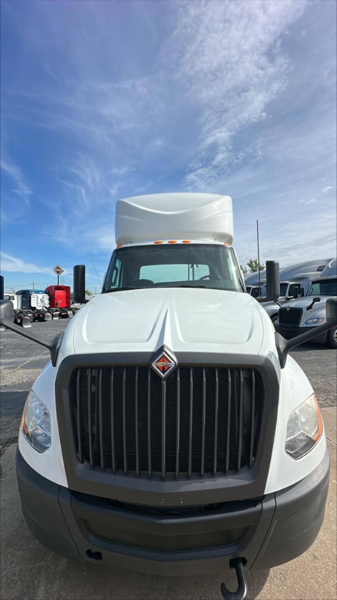 2019 International LT - image 10