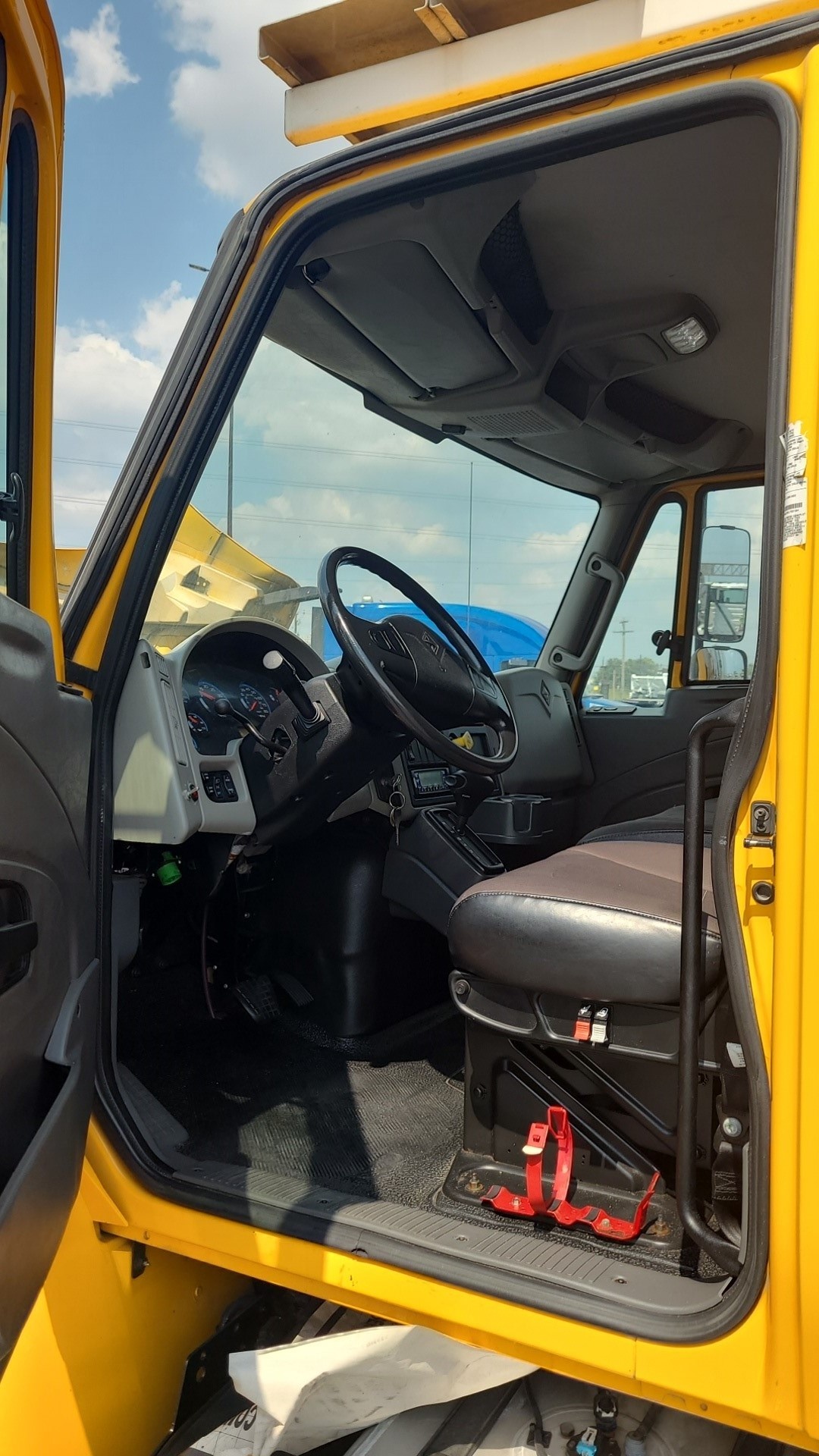 2019 International 4300 - image 8
