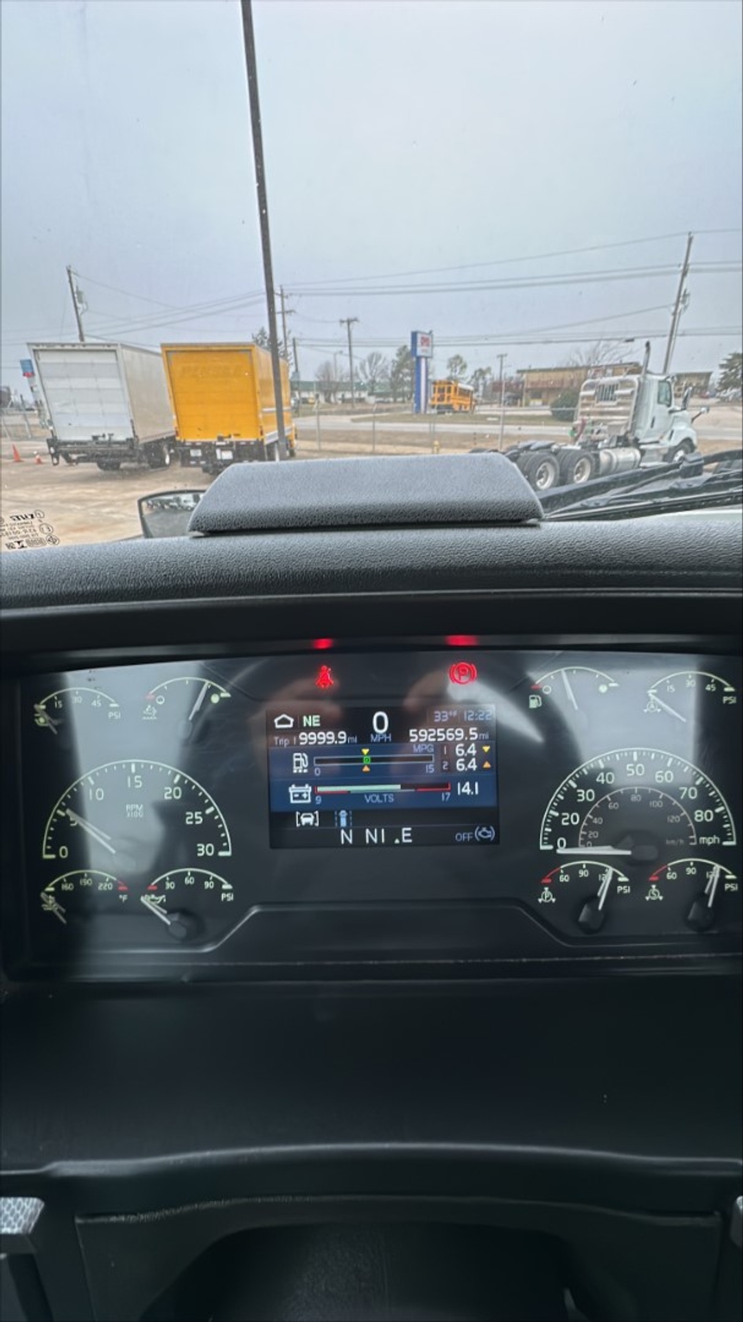 2019 Volvo VNL 860 - image 2