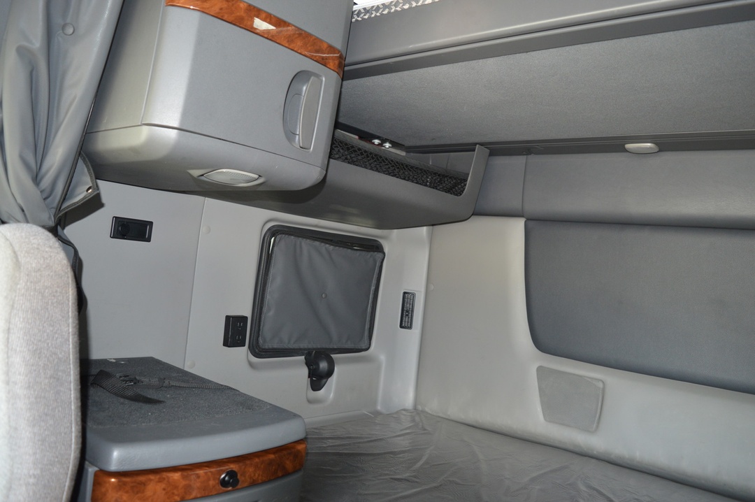 2022 International LT - image 13