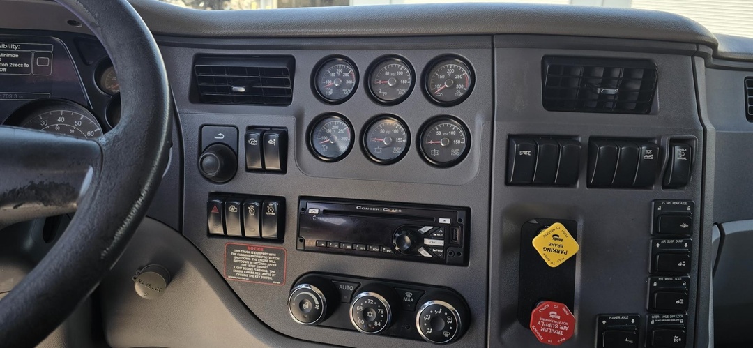 2015 Peterbilt 567 - image 11