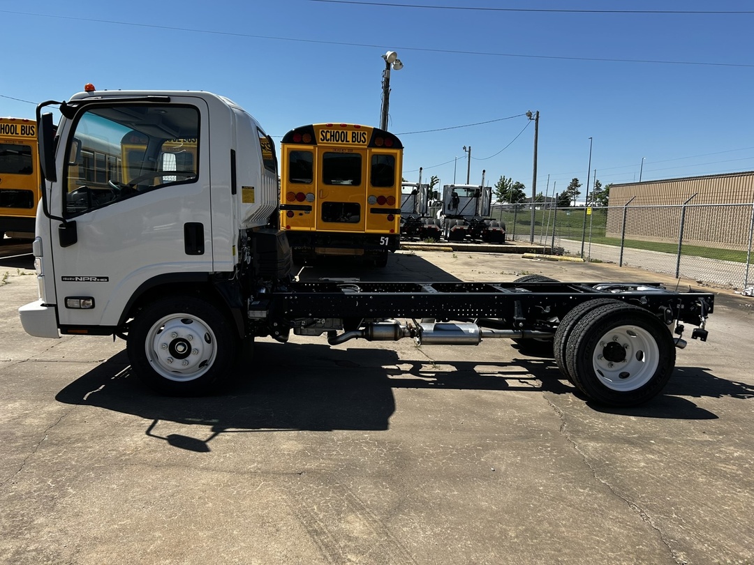 2024 Isuzu NPR - image 6