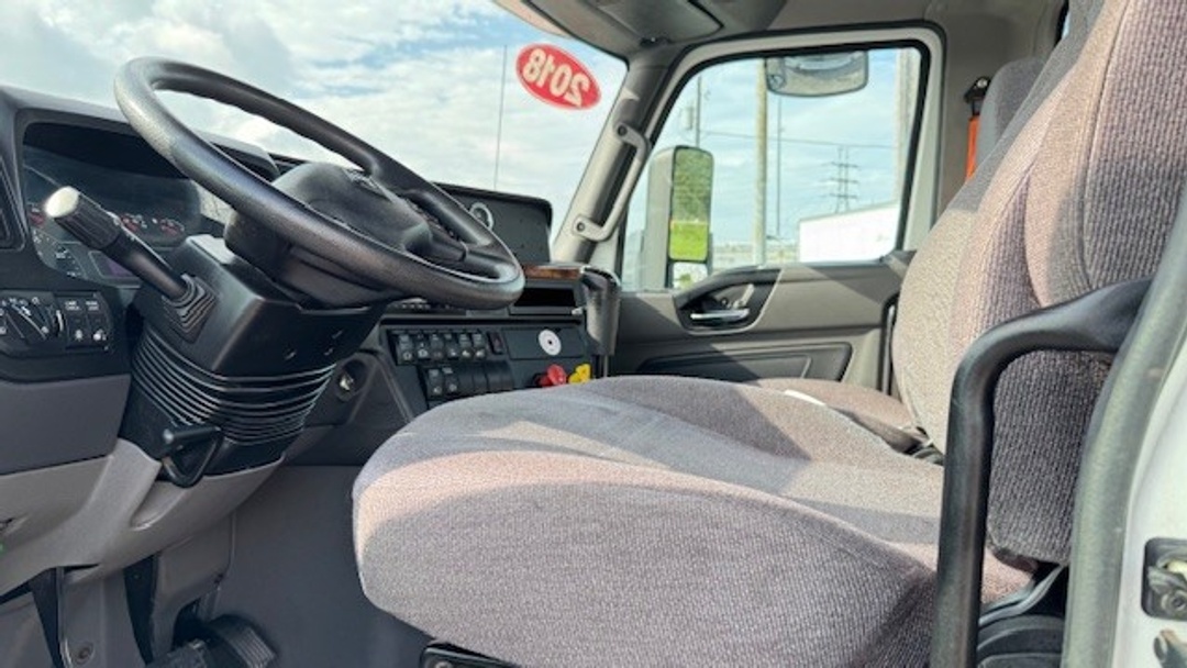 2018 International LT - image 10