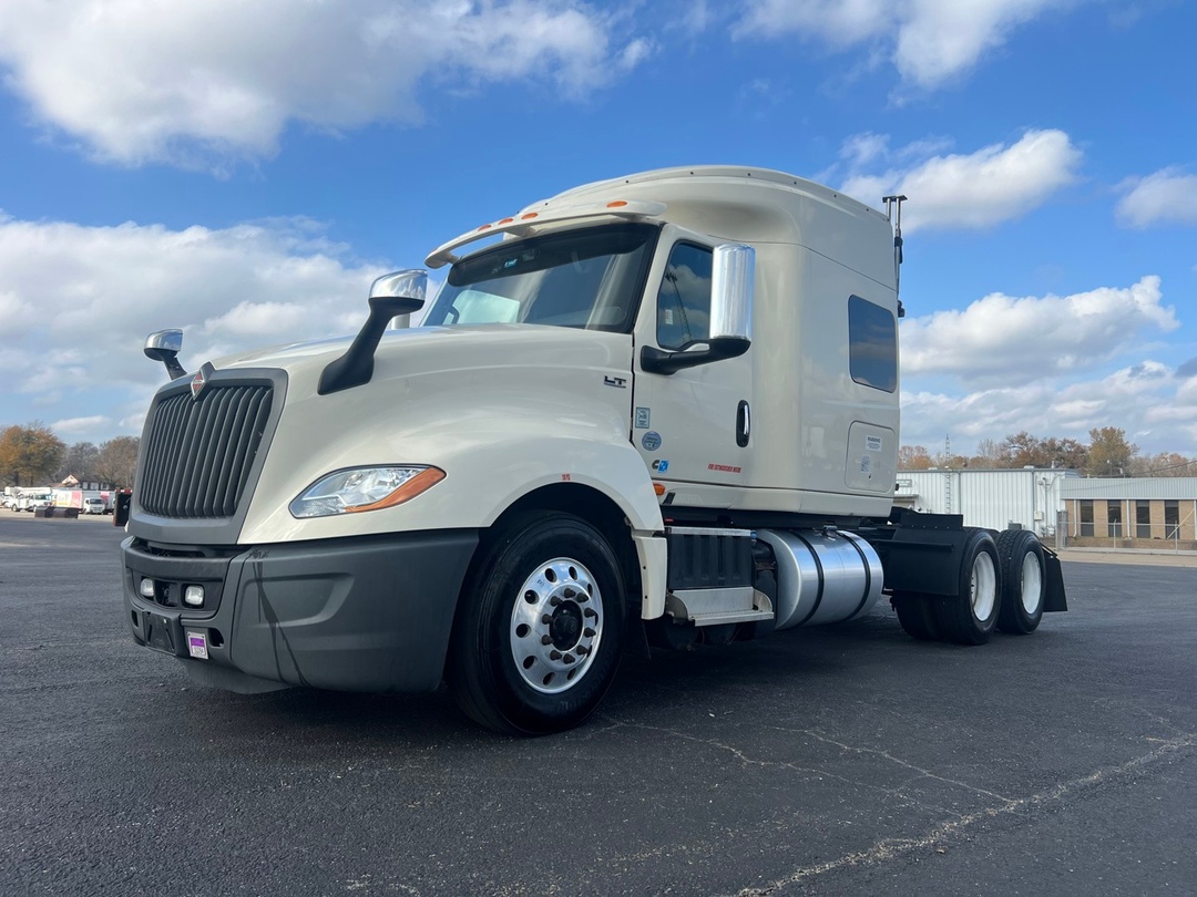 2022 International LT - image 4