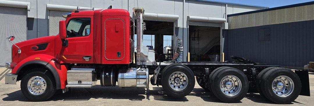 2015 Peterbilt 567 - image 2