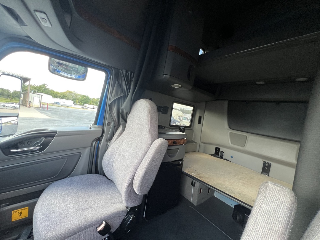 2020 International LT - image 14