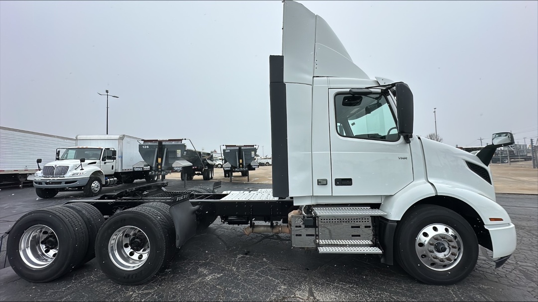 2019 Volvo VNL 860 - image 3