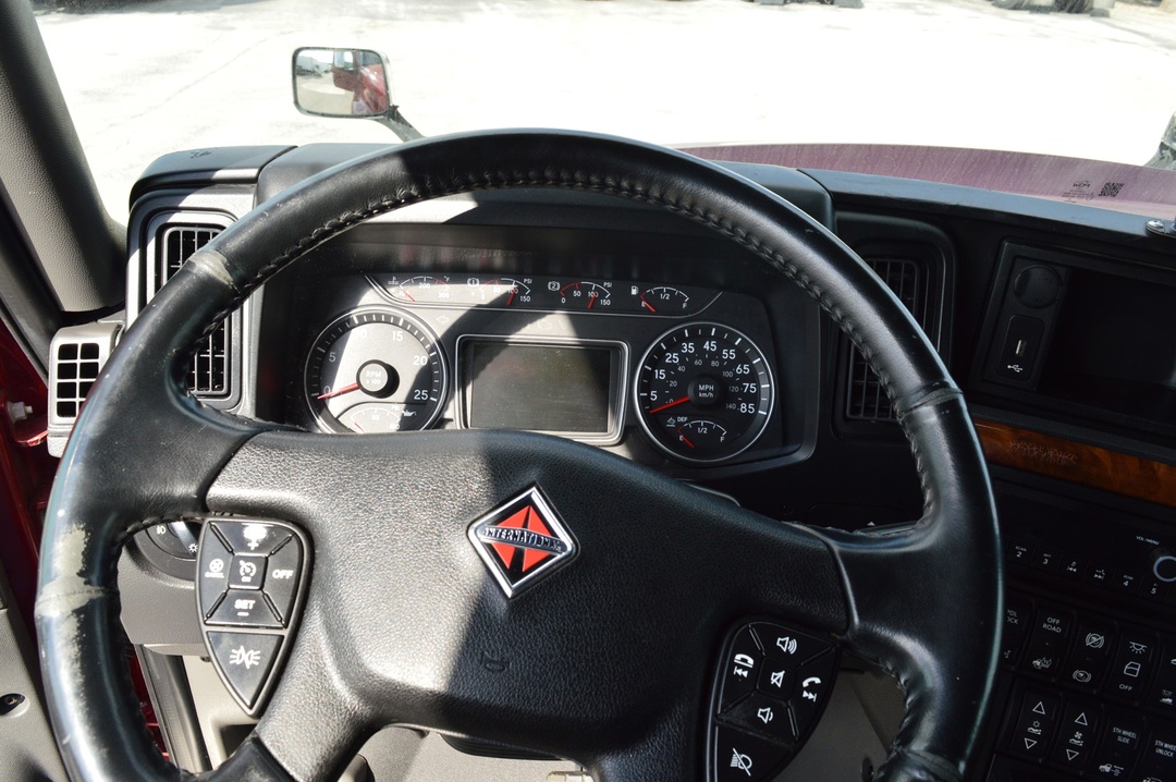 2022 International LT - image 11