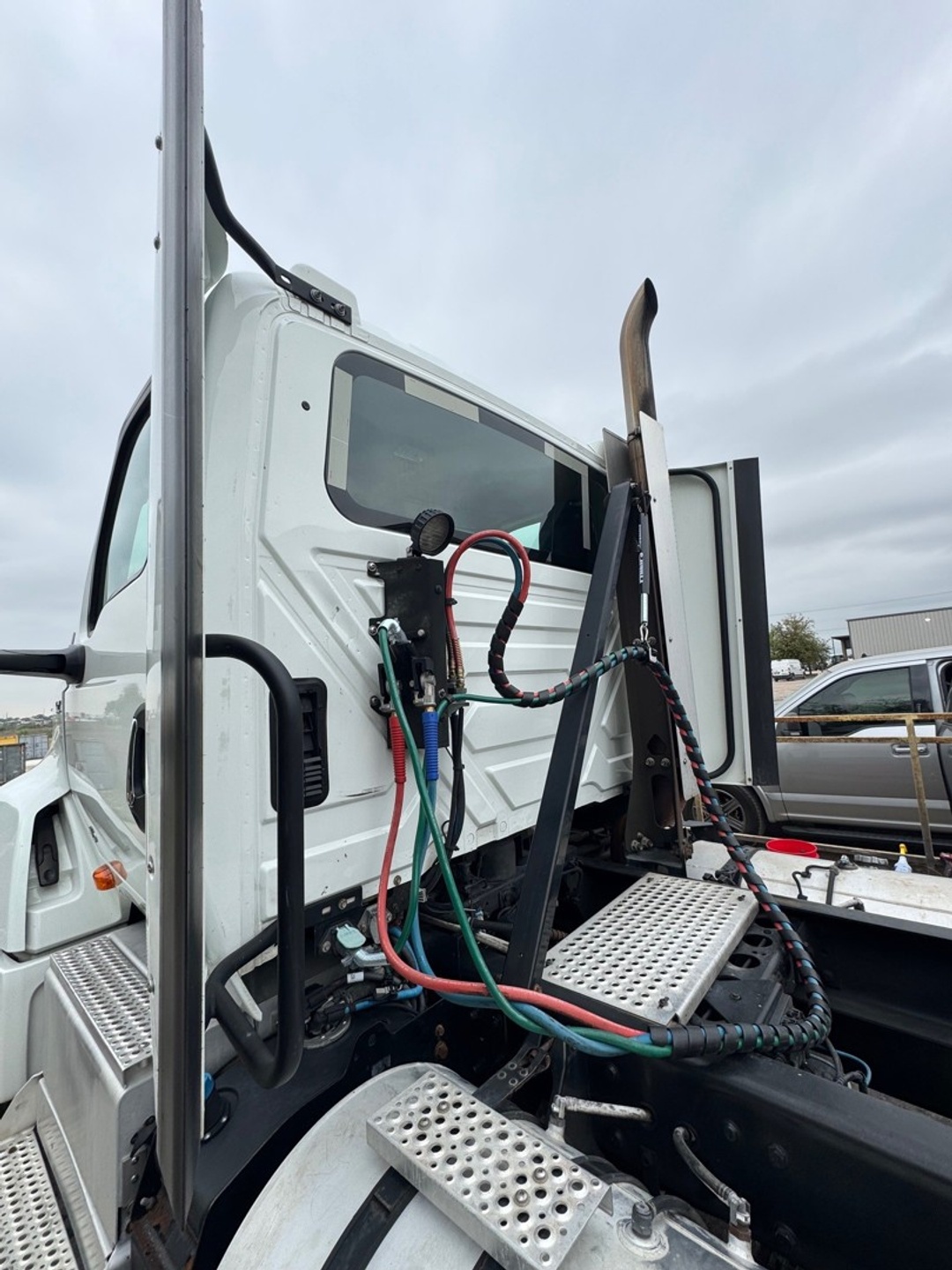 2021 International LT - image 8