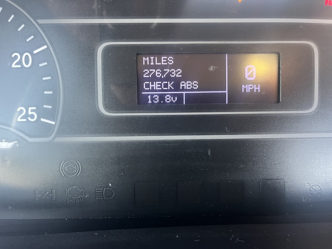 2019 International LT - image 2