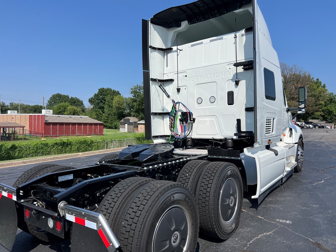 2025 International LT - image 12