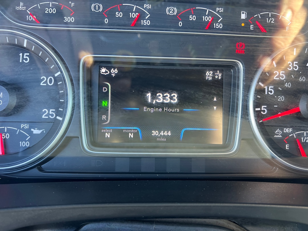 2024 International HX - image 32