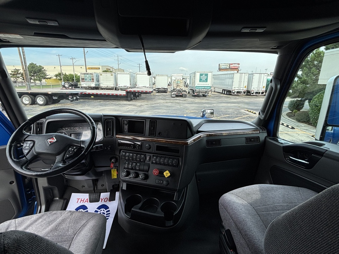 2020 International LT - image 5