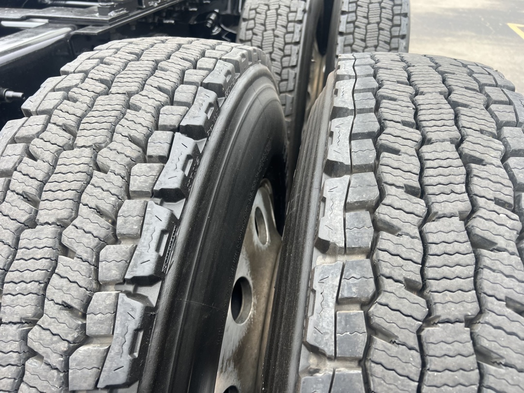 2021 International LT - image 5