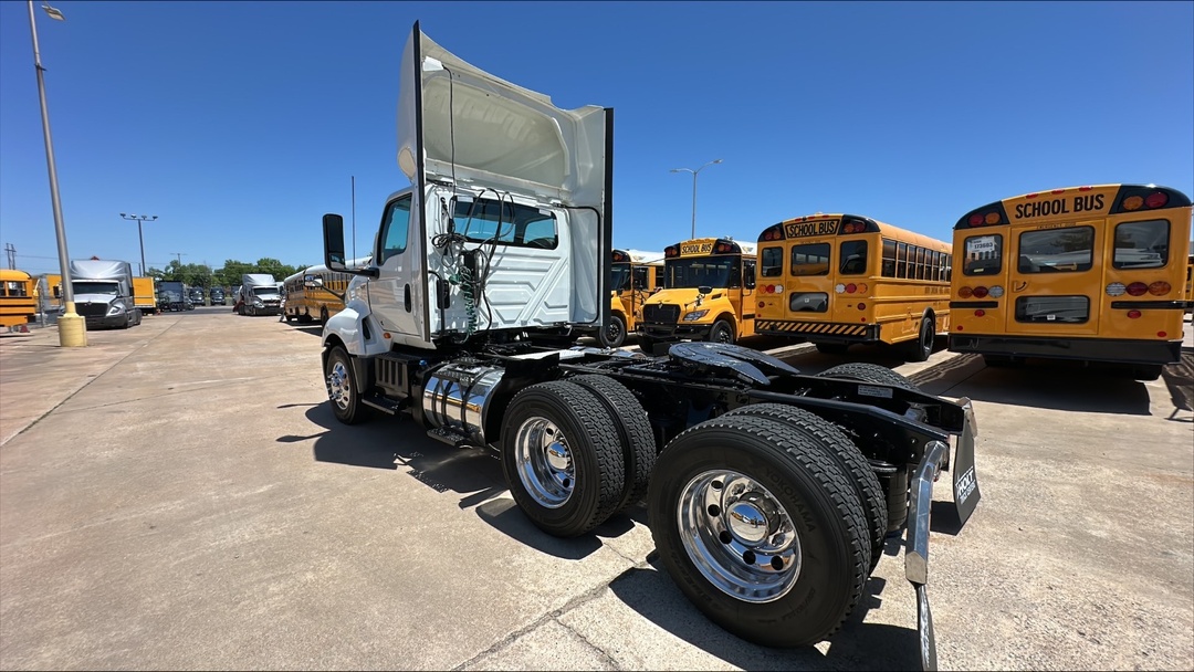 2019 International LT - image 9