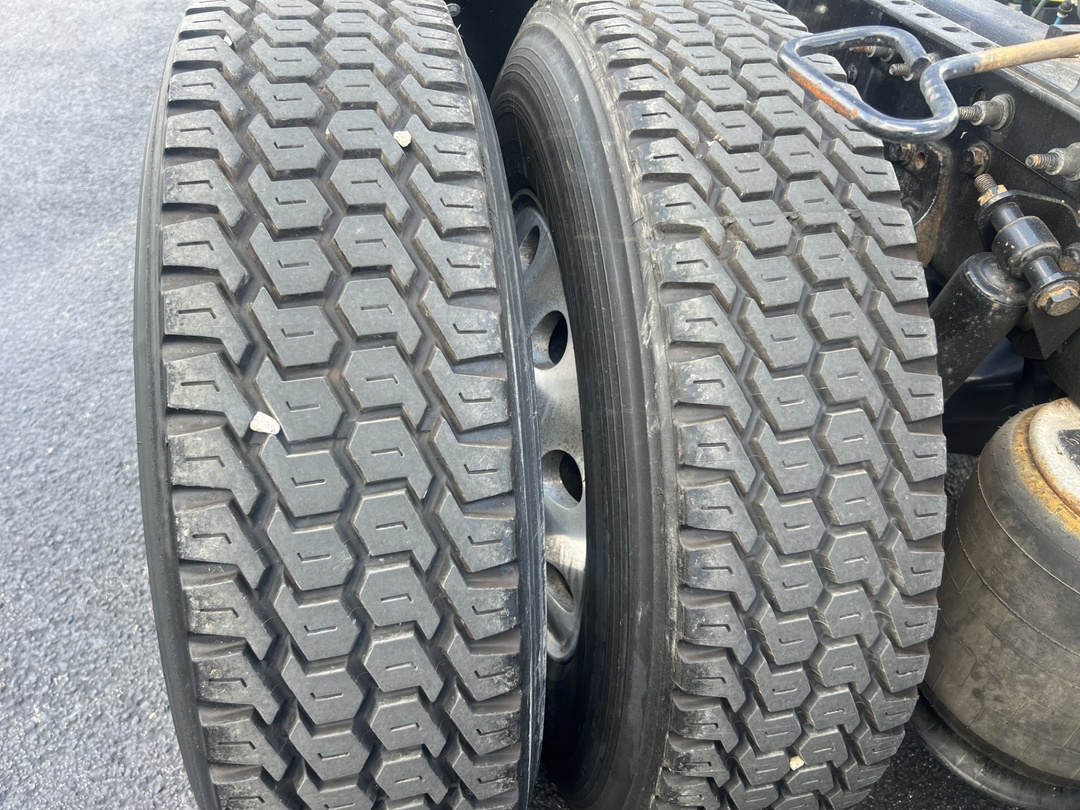 2020 International LT - image 8