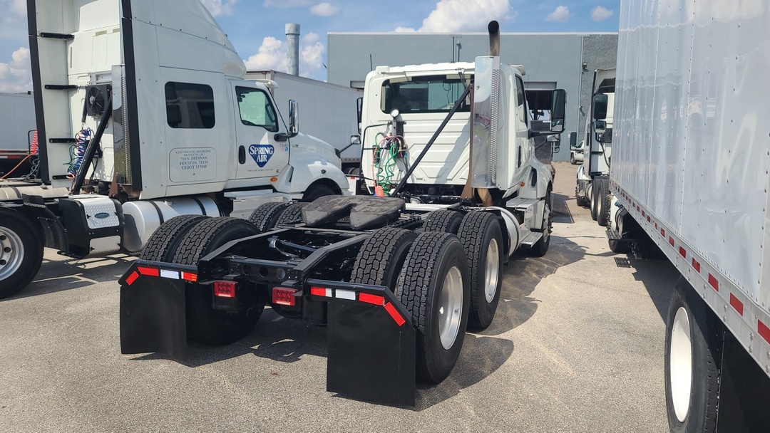 2020 International LT - image 2