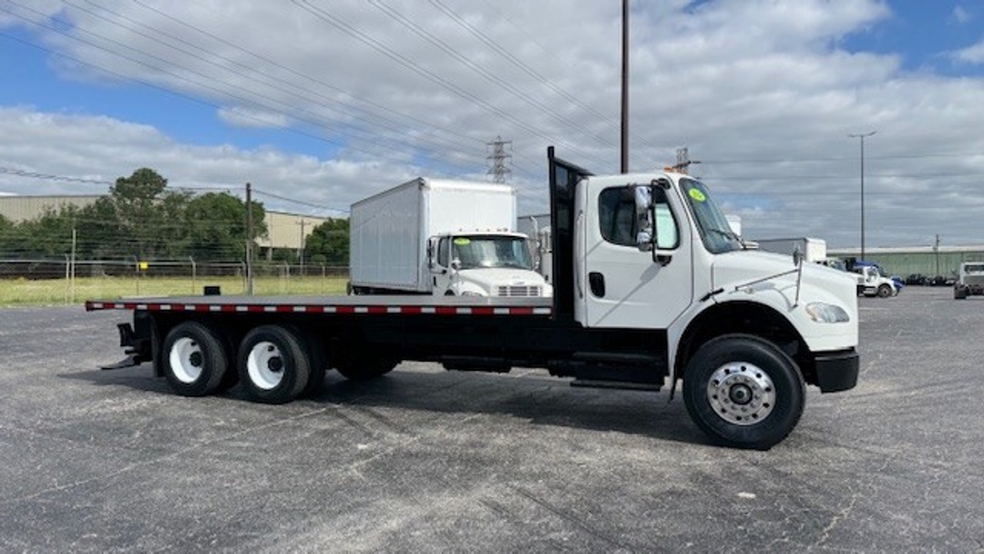 2017 Freightliner M2 106 - image 3