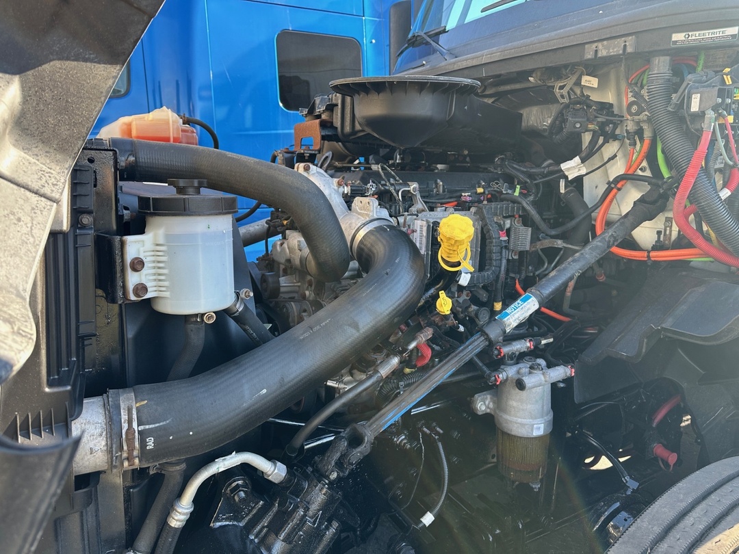 2019 International LT - image 2